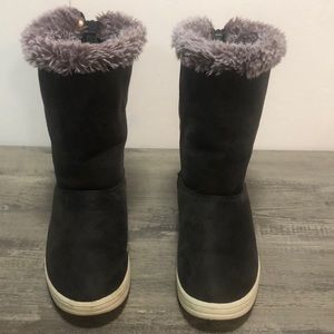 Cat & Jack Girl’s Faux Fur Shearling Boots